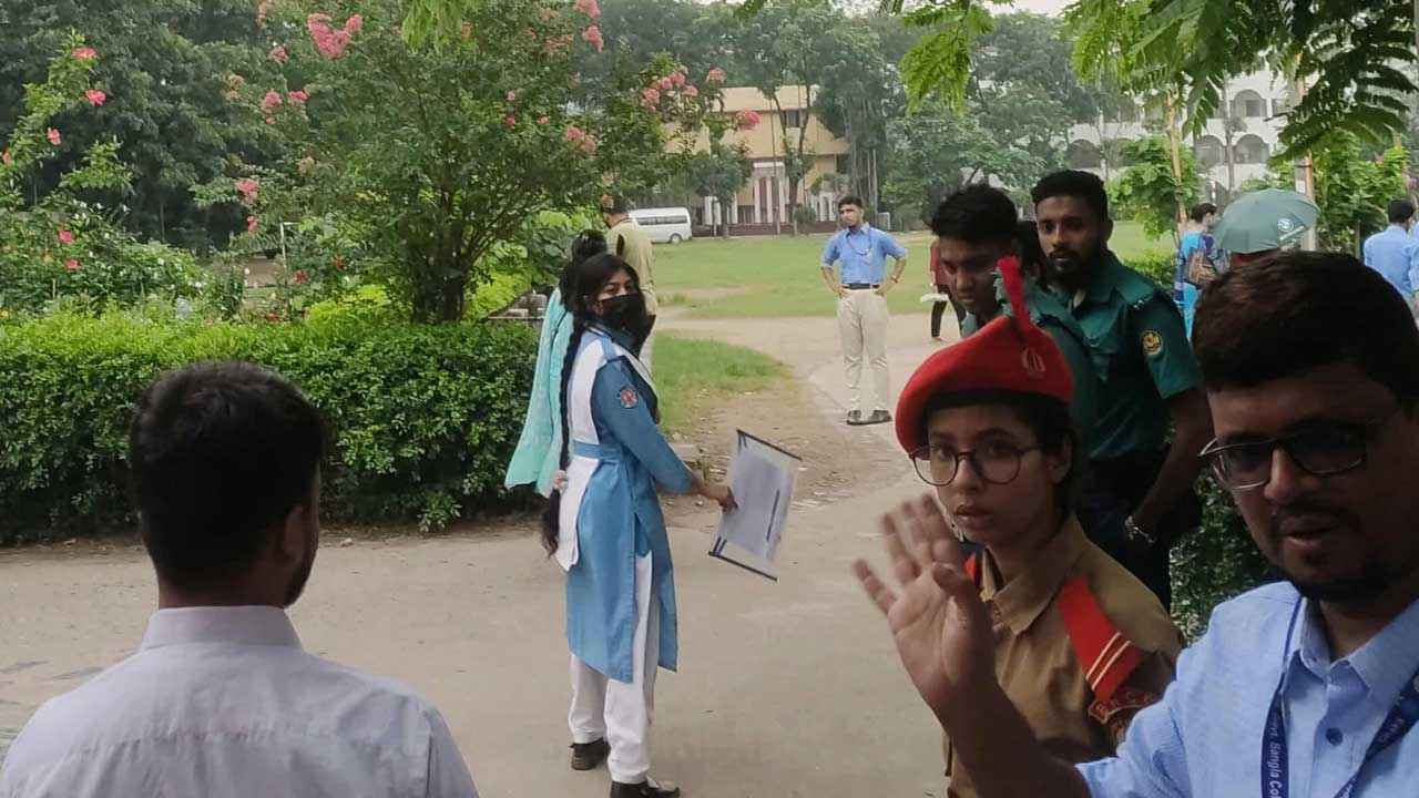 দ্বিতীয় দিনে আগে ভাগেই পরীক্ষা দিতে এলেন সেই আরিফা